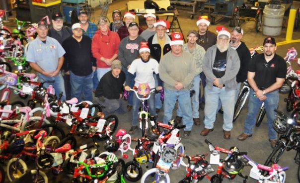 Machinists Take Time to Give Back During Holiday Season